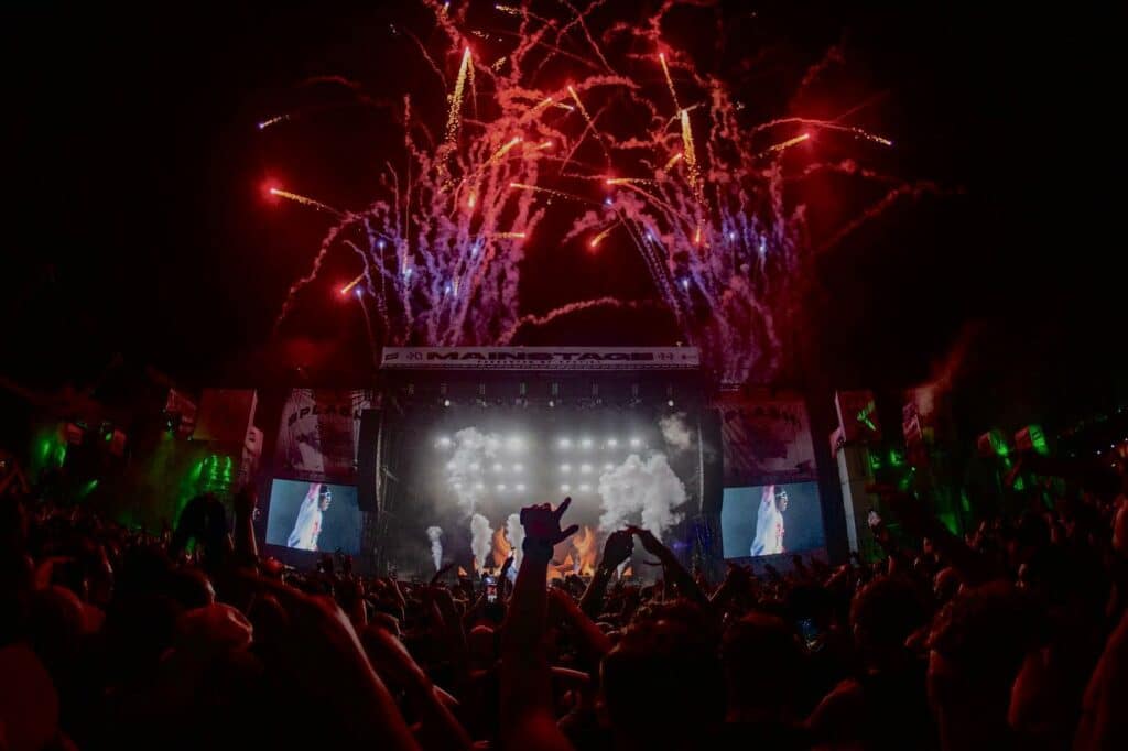 crowds-in-front-of-splash!-festival-stage