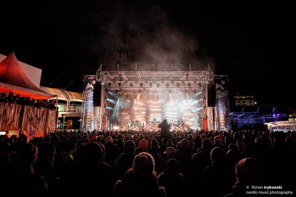 people-in-front-of-stage-at-Bergfestival