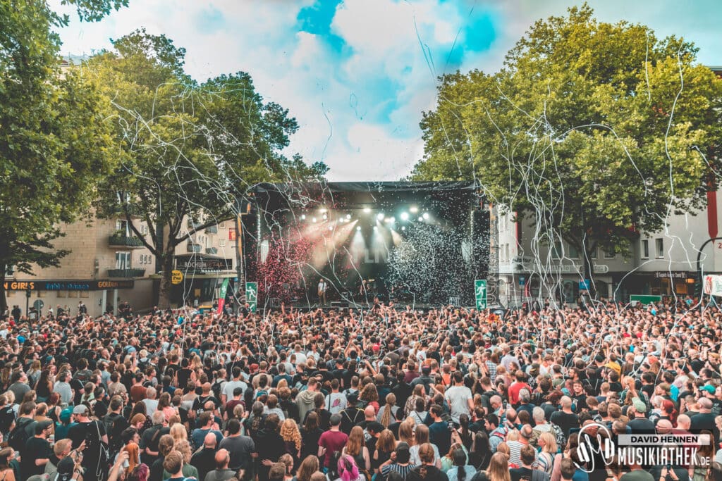 people-partying-at-bochum-total-music-festival