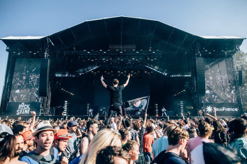 people-in-front-of-main-stage-at-rock-en-seine-festival