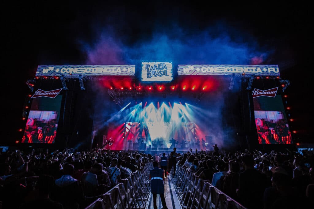 stage-and-crowd-view-at-Festival-Planeta