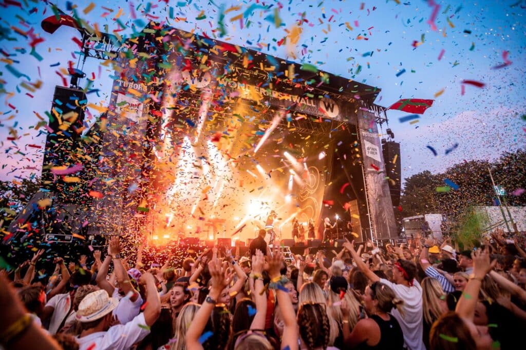 upclose-view-of-stage-at-Wonderfestiwall