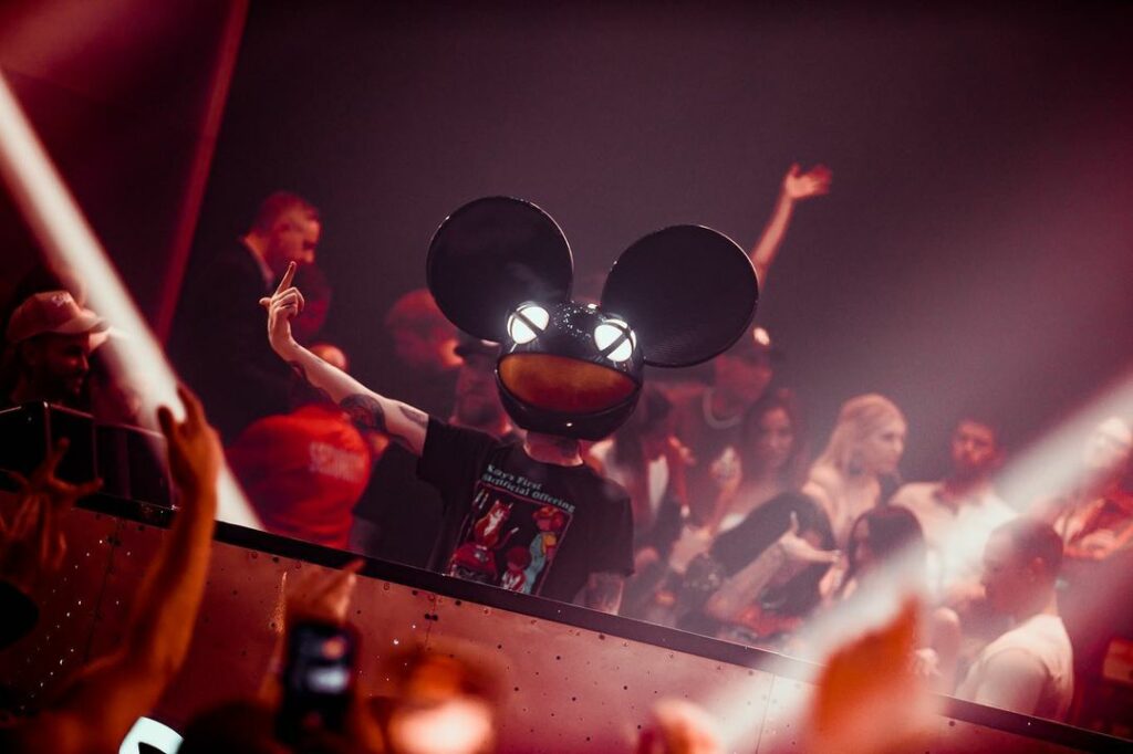 deadmau5-dj-perfoming-on-stage-wearing-a-mask