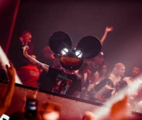 deadmau5-dj-perfoming-on-stage-wearing-a-mask