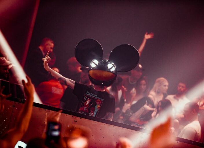 deadmau5-dj-perfoming-on-stage-wearing-a-mask