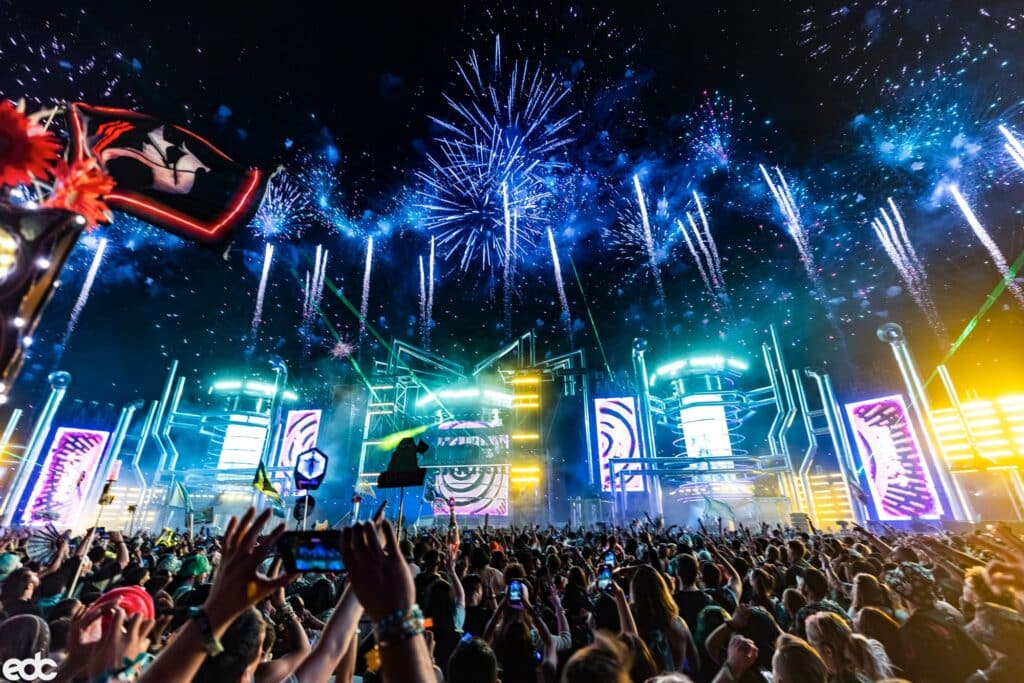 crowds-at-edc-las-vegas-stage