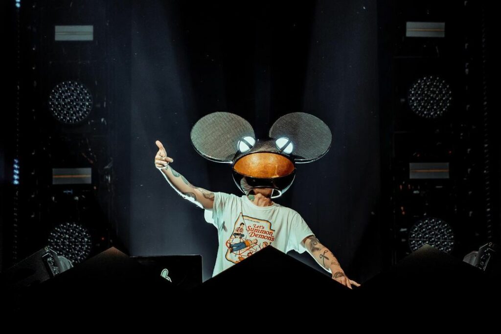 deadmau5-perfoming-on-stage