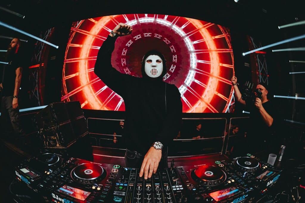 angerfist-perfoming-in-a-club