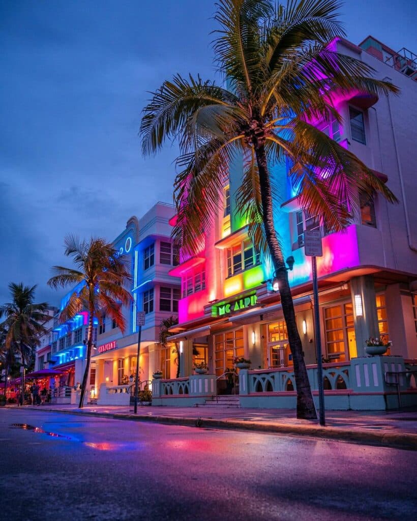 ocean-drive-at-night-in-miami