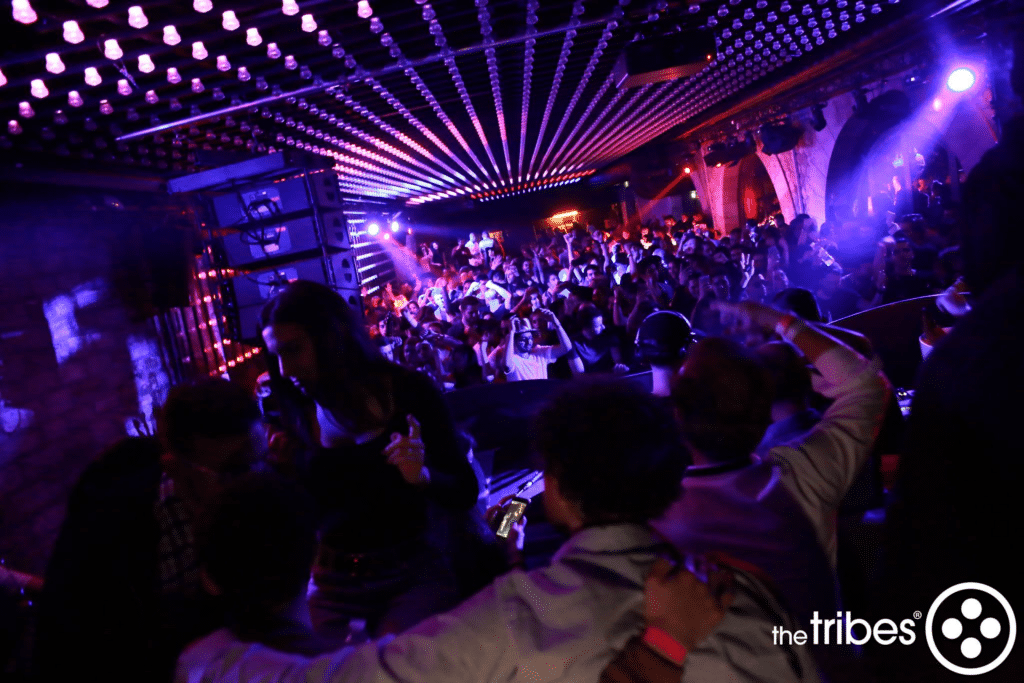 crowds-partying-at-faust-club-paris