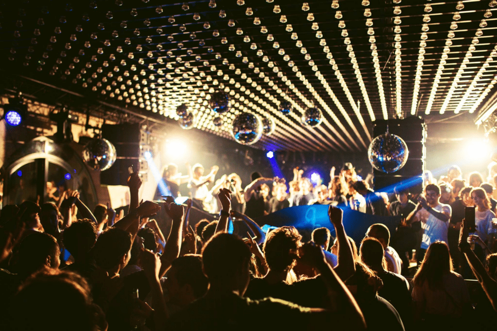 crowds-partying-at-faust-club-paris