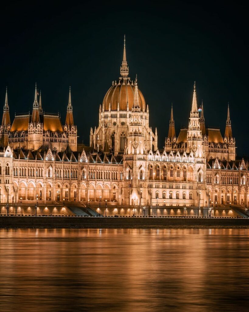 the-hungarian-parliament-in-budapest-at-night