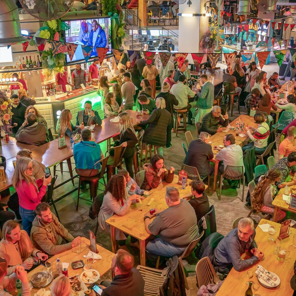 people-eating-at-mojo-market-cape-town