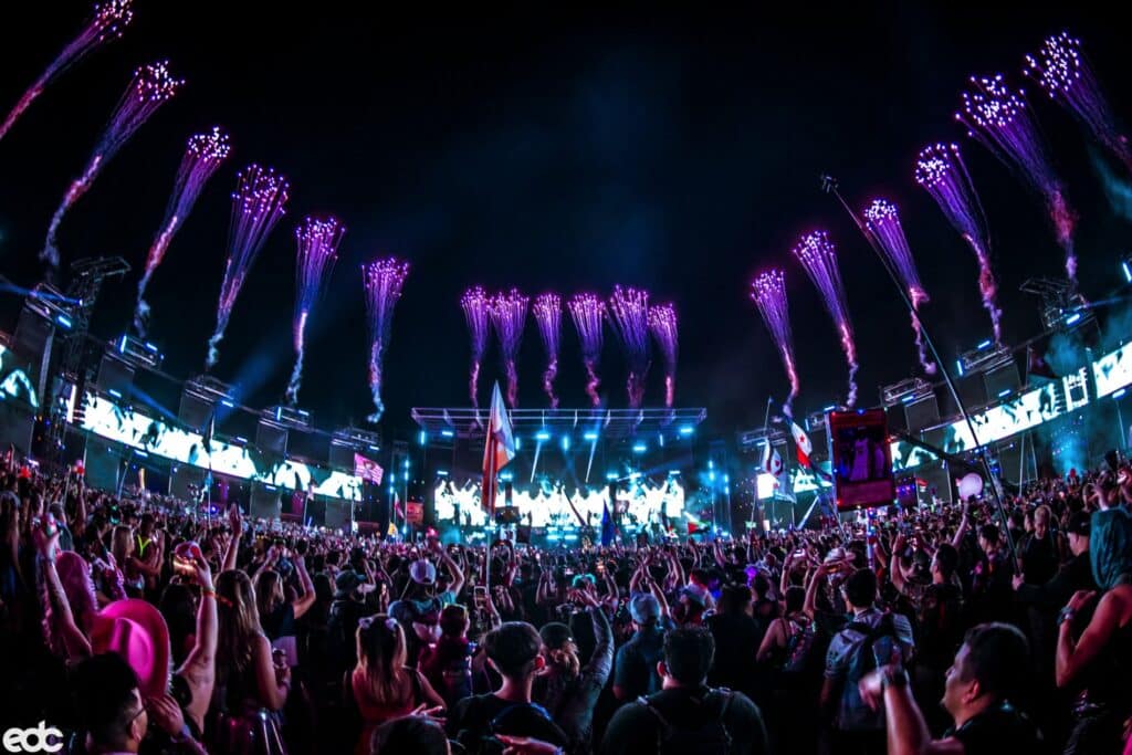 crowds-at-edc-las-vegas