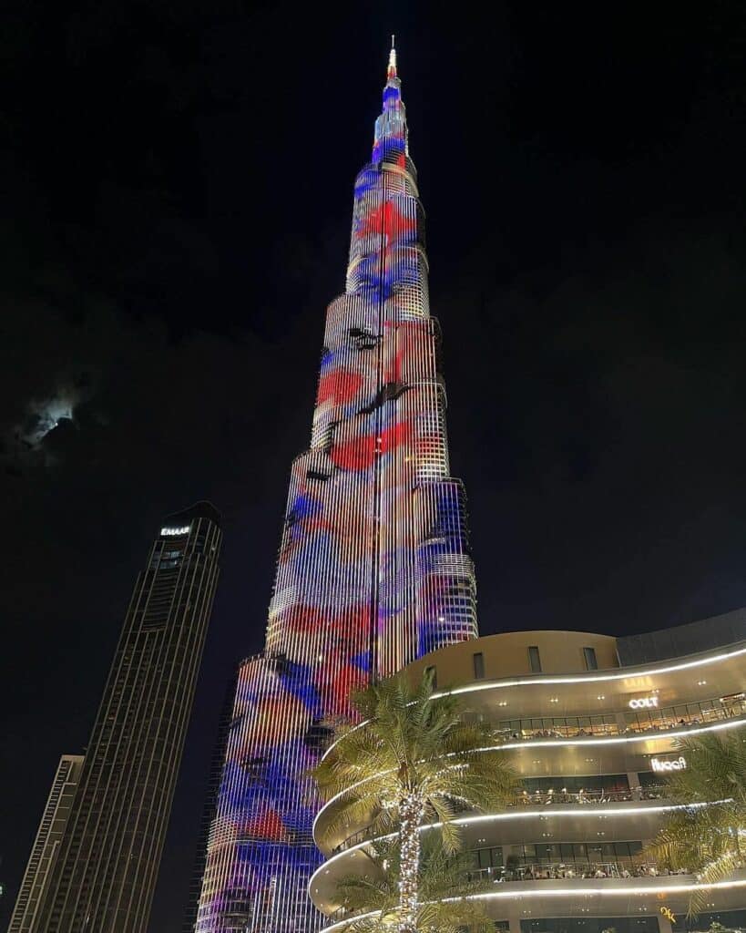 burj-khalifa-lit-up-at-night
