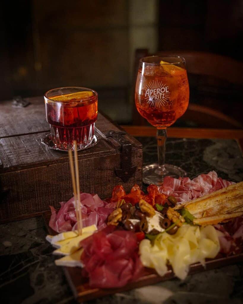 aperitivo-at-bar-magenta-in-milan