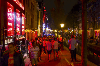 red-light-district-in-amsterdam-at-night