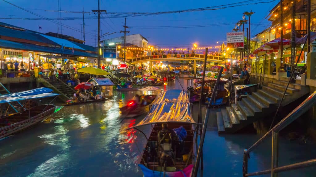 local-cuisine-at-Amphawa-Floating-Market-bangkok