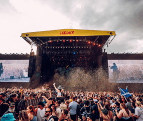 crowds-in-front-of-stage-at-leeds-festival