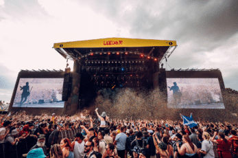 crowds-in-front-of-stage-at-leeds-festival