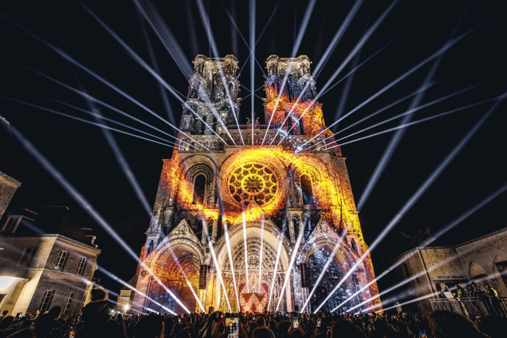 monumental-tour-video-projections-on-laon-cathedral