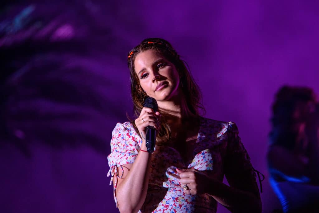 singer-lana-del-rey-perfoming-on-stage