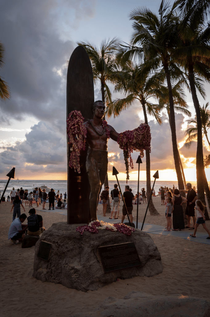 Duke-Kahanamoku-Statue-at-sunset-honolulu